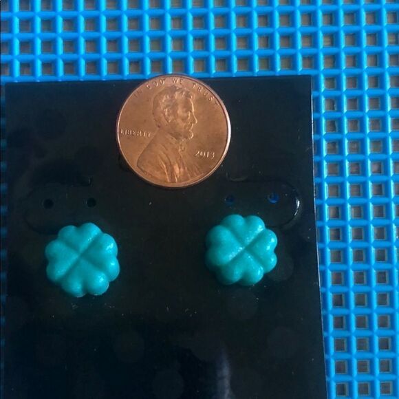 Flower earrings (looks like 4 hearts together) - Picture 2 of 4